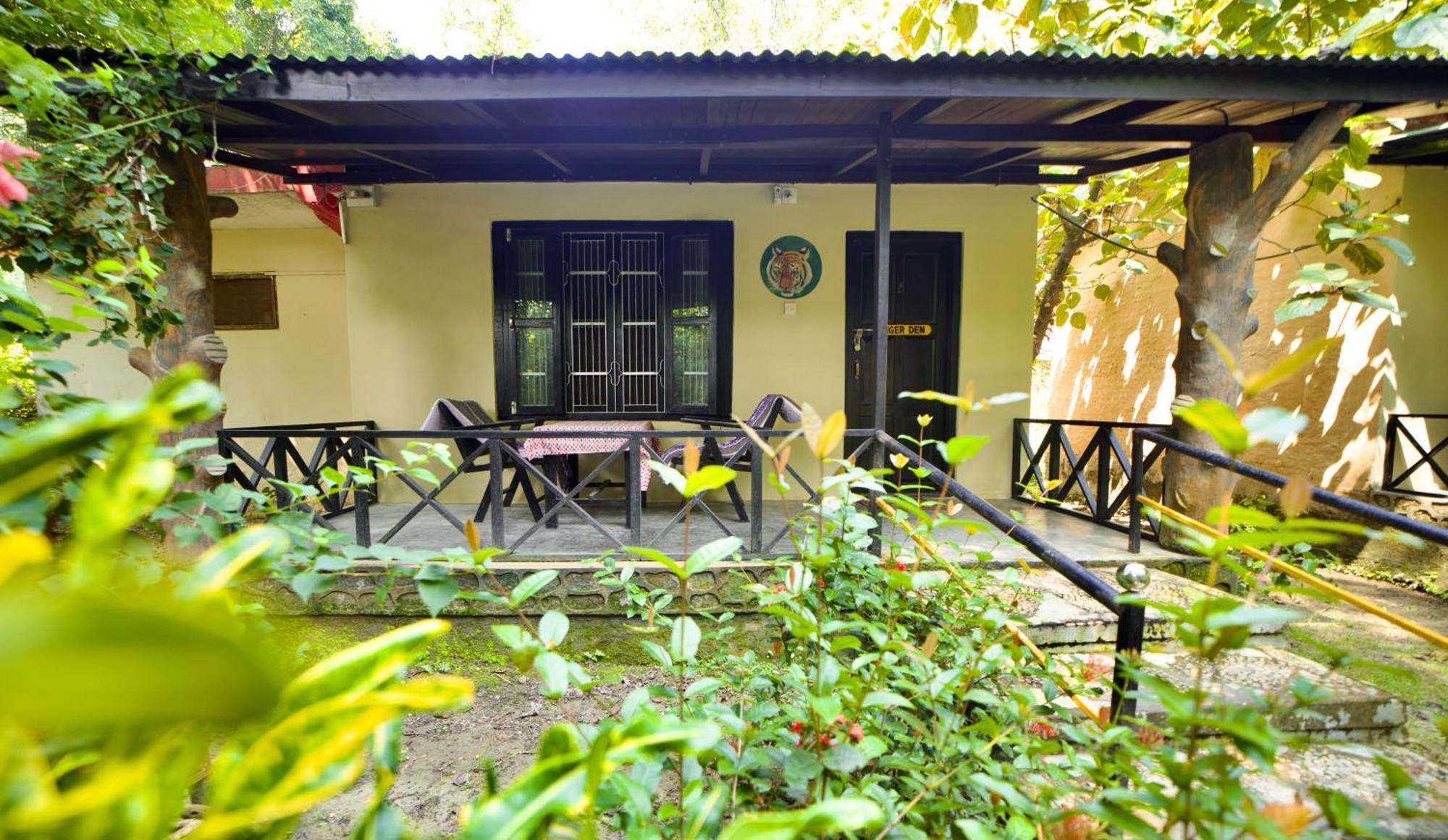 Chitwan Gaida Lodge - Animal Lovers & Birdwatchers Paradise Sauraha Esterno foto