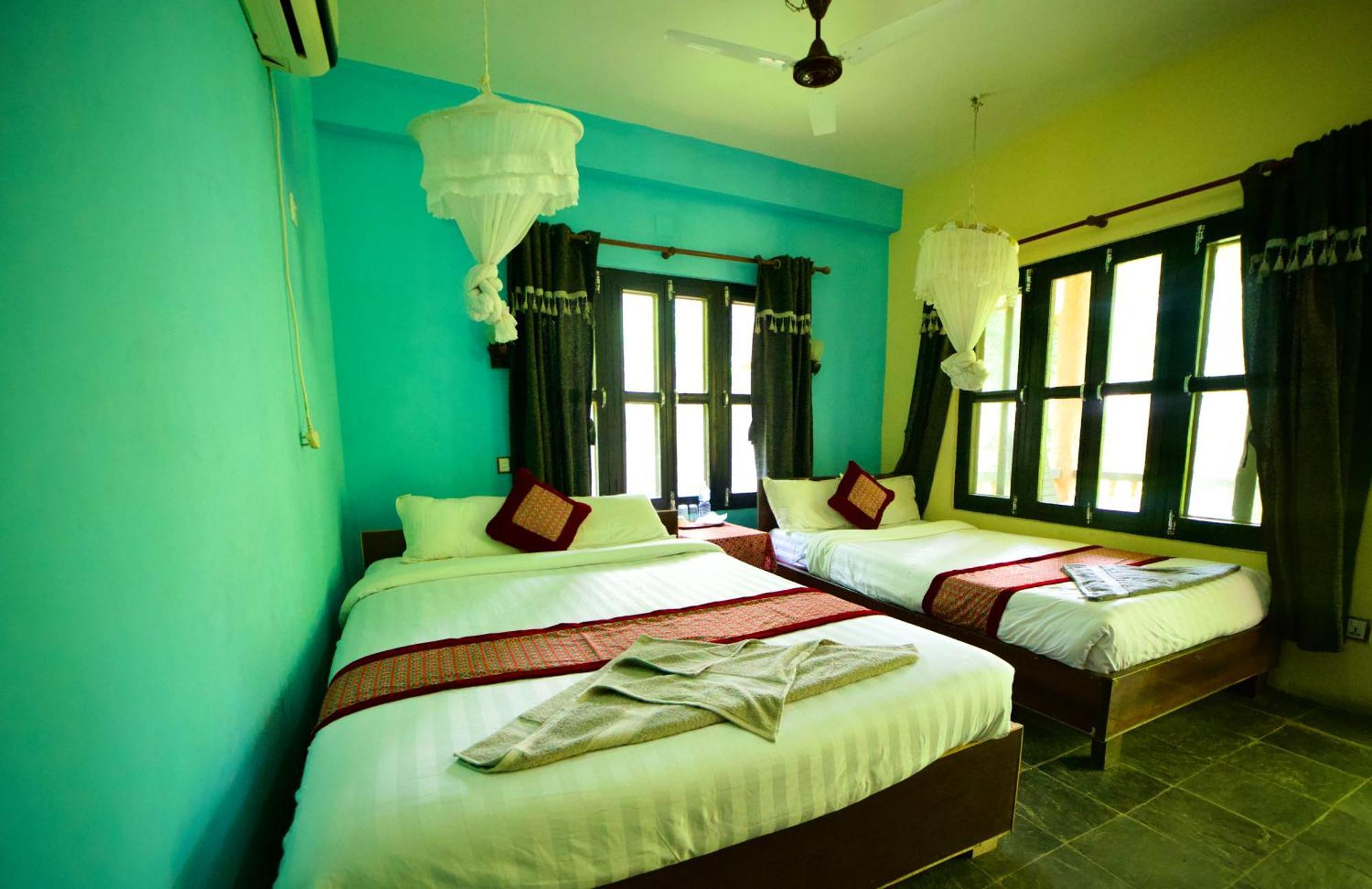 Chitwan Gaida Lodge - Animal Lovers & Birdwatchers Paradise Sauraha Esterno foto