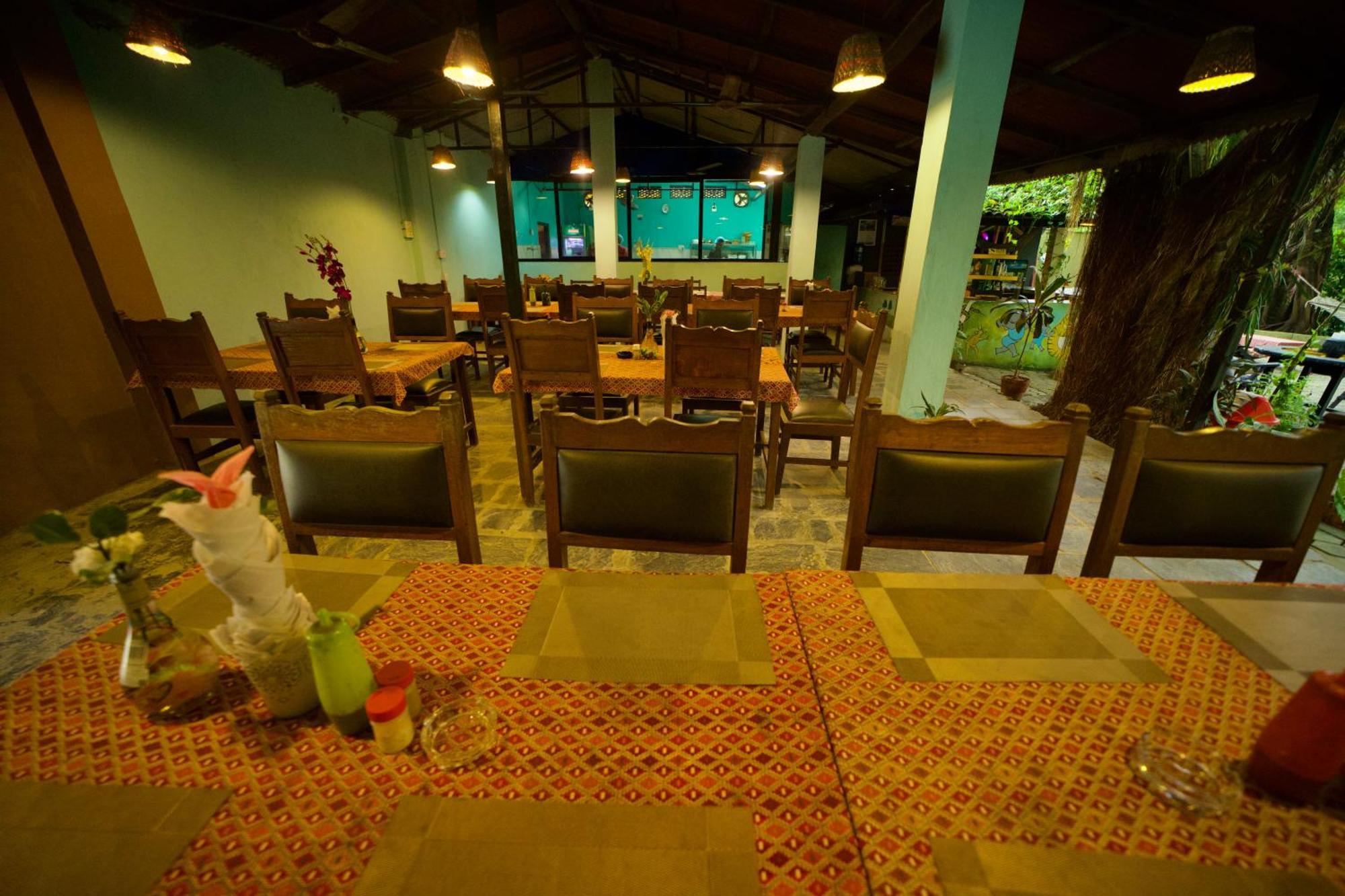 Chitwan Gaida Lodge - Animal Lovers & Birdwatchers Paradise Sauraha Esterno foto